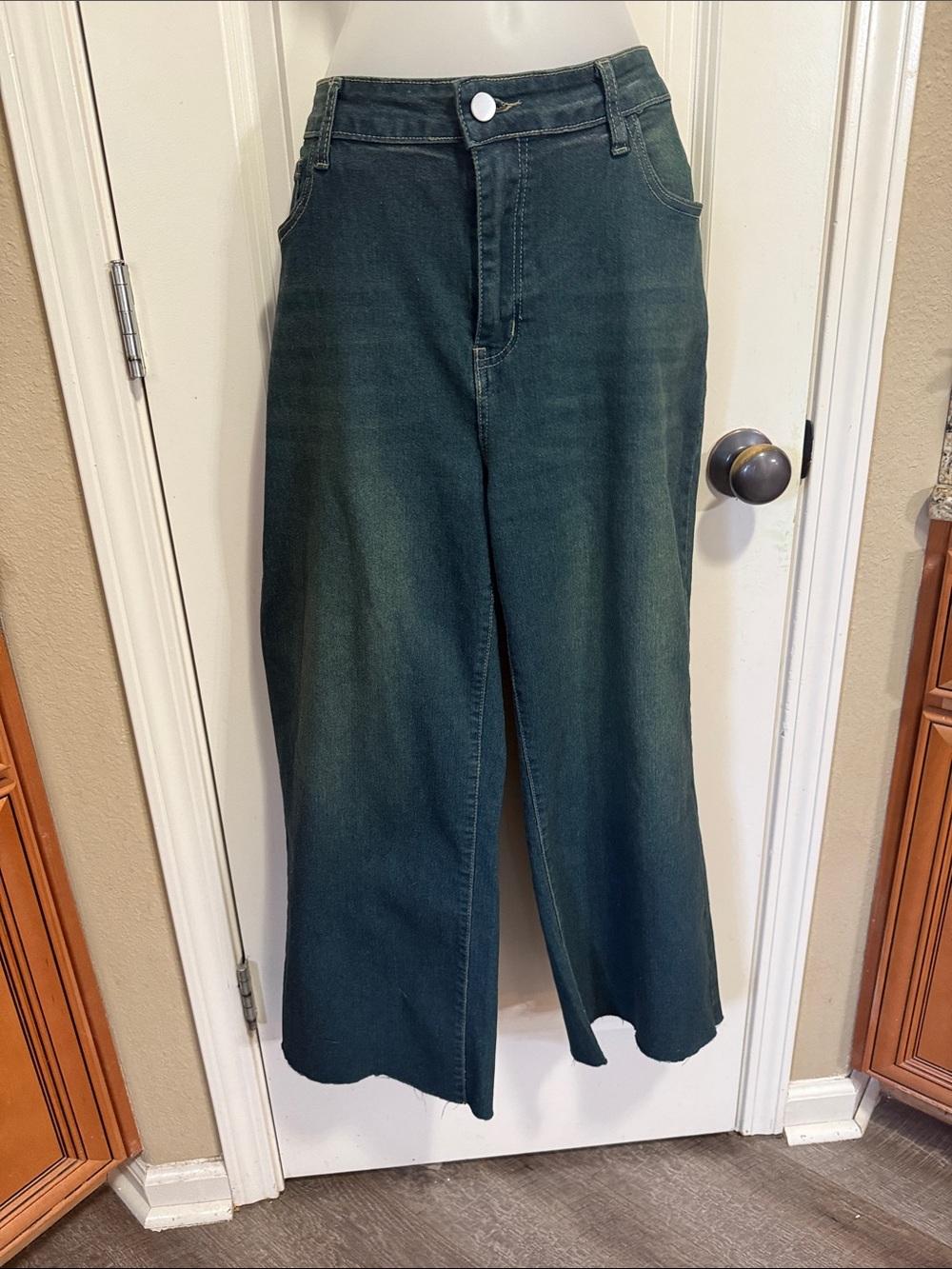 Wide leg cropped jeans size XXL/16W. NWOT